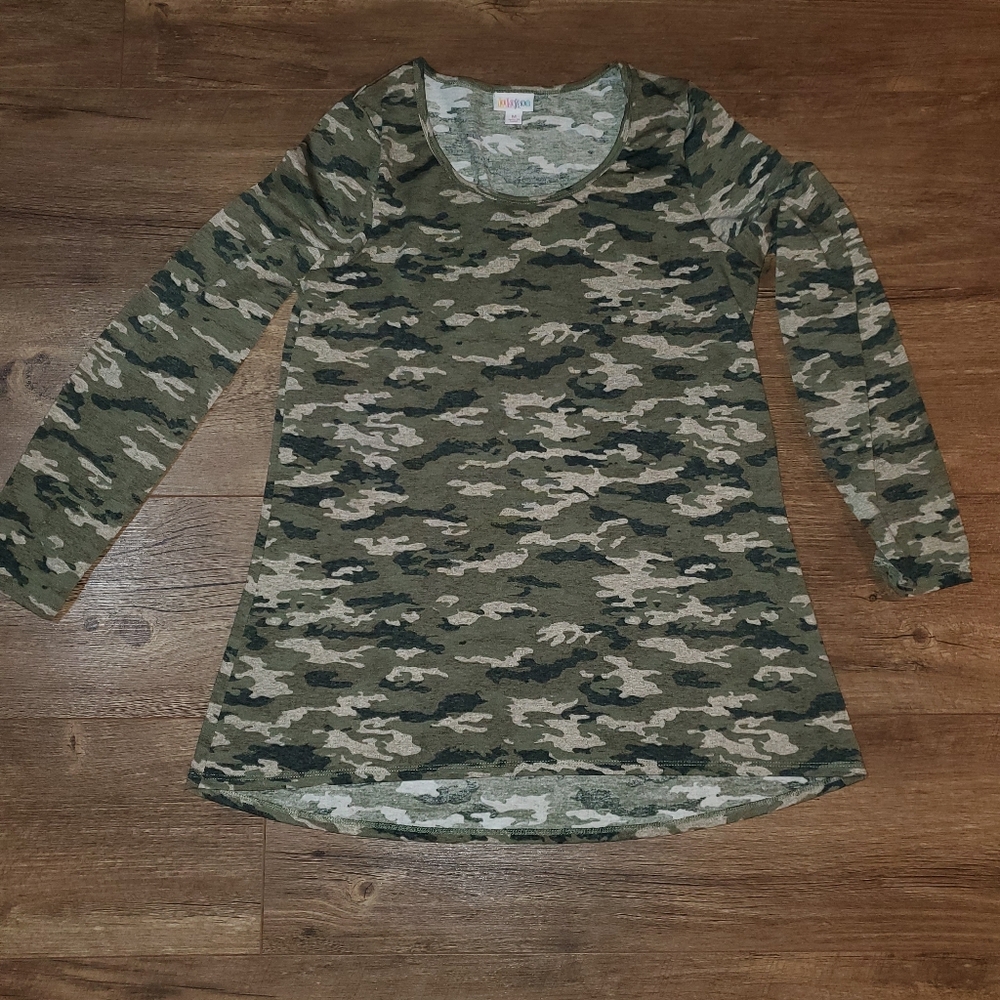 Lularoe medium camo lynnae top